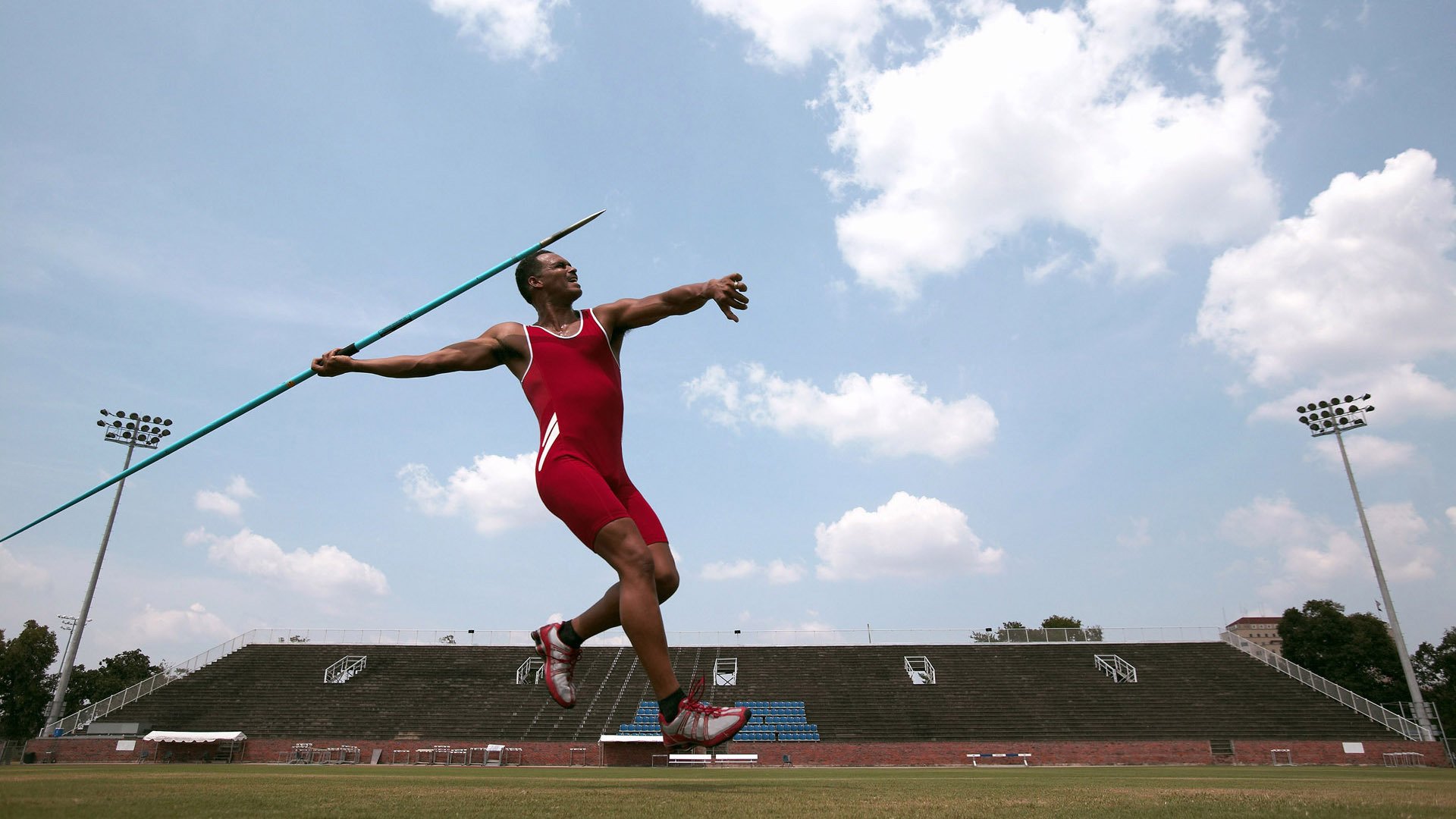 冬季两项世界杯赛场风雪考验运动员体能，冬天举办世界杯